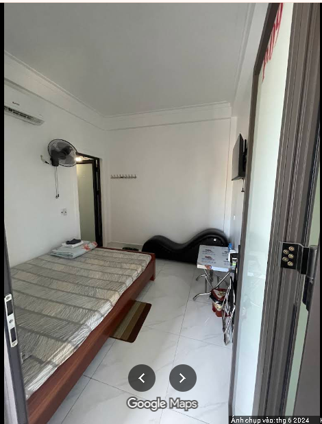 Phòng nghỉ rộng, nền gạch sáng bóng